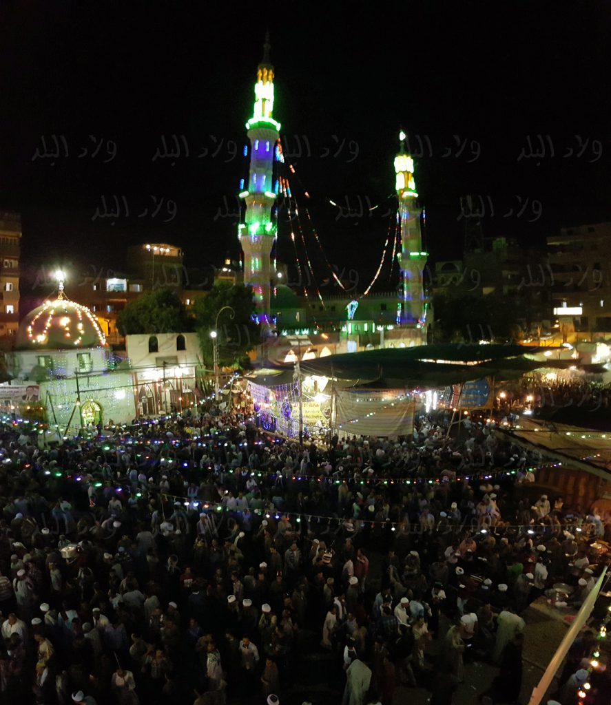 وسط ابتهالات “المجاذيب”.. أبوتيج تحتفل بـ”سلطان الصعيد” 1494169380 223 971803 15