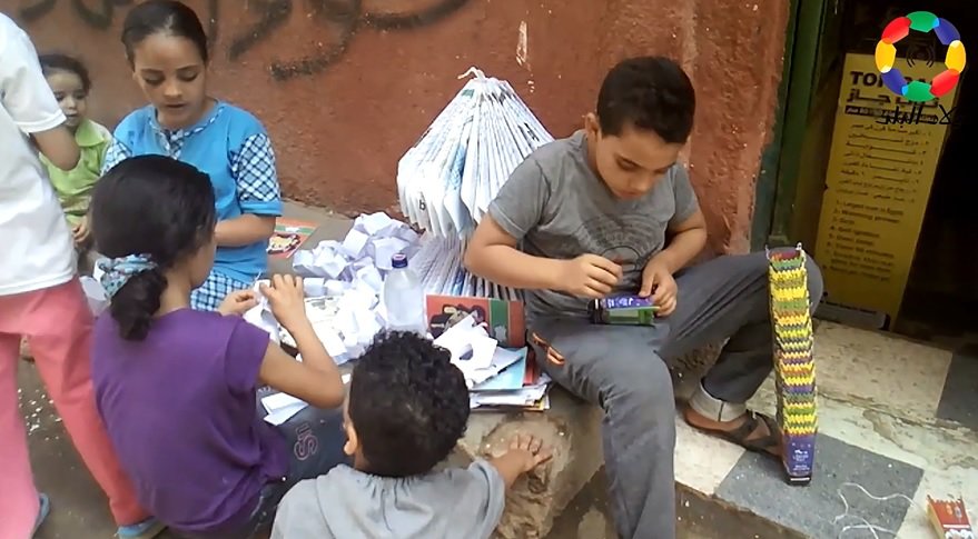 في حي السلخانة الأطفال يرسمون البهجة بـ”زينة رمضان”