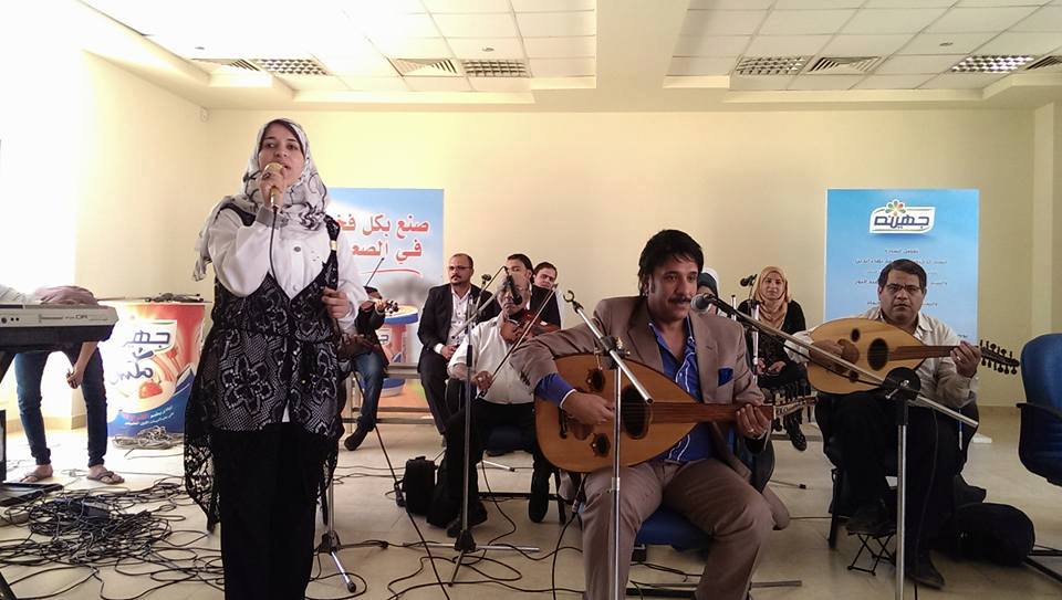 صور| أغاني تراثية لفرقة الموسيقي العربية تحتفل بعمال مصنع جهينة بأسيوط 1494178370 254 75884 6