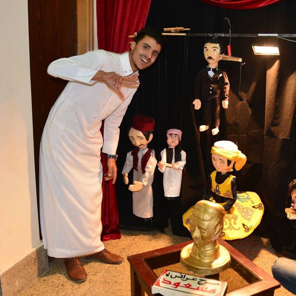 "رترو" ترسل تحيتها للسينما والمسرح وتختم حفلها بـ"أم لسان طويل"