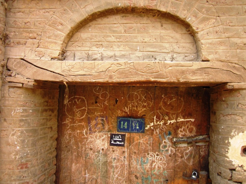 الواجهات الخشبية للأبواب القديمة.. صفحات من تاريخ دشنا المعماري 1519134357 811 189868 .jpg
