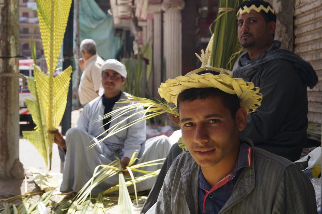 عادات الصعايدة في "أحد السعف".. المسلمون يتناولون "الملوحة" ويشاركون المسيحيين في "الخويصة" 1522580081 617 290342 18451645 10208927750270683 6807496901760536448 o