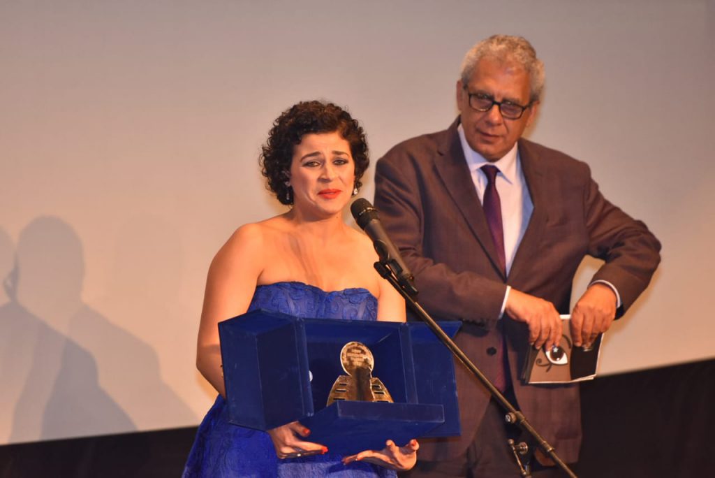 منى هلا تتسلم جائزة مهرجان السينما الأفريقية عن فيلم ليل خارجي 1553229078 326 69095 1