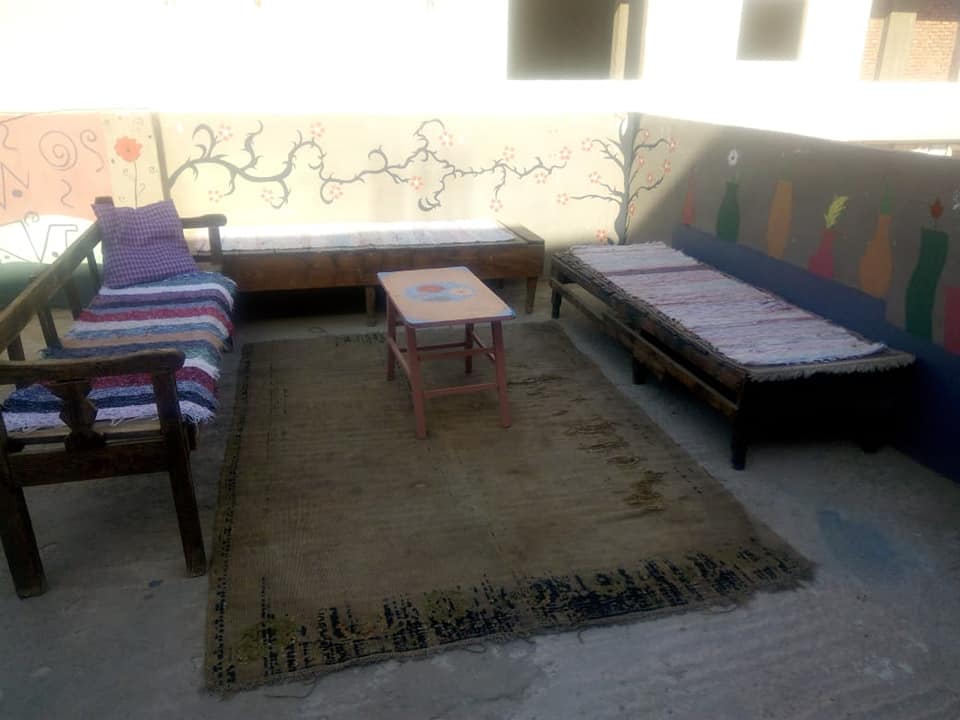 ما أفسده كورونا يصلحه الفن.. فتاة بنجع حمادي تلون سطح عمارة 1587635812 744 46914