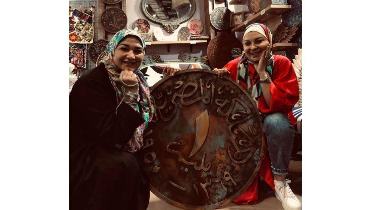 «مروة ونانسي»: ترميم الأثاث بالعملات الخشبية