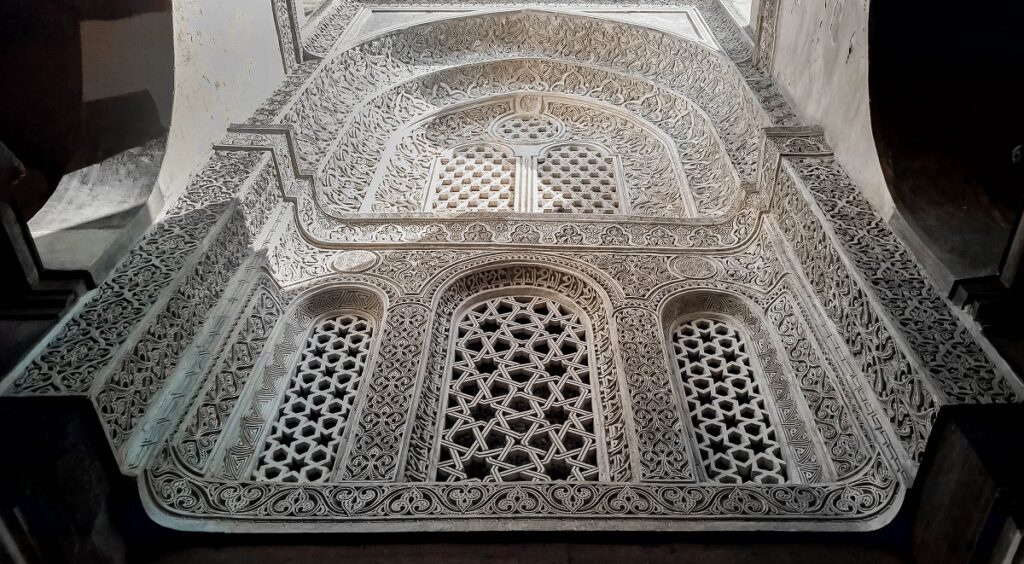 زخارف إسلامية داخل مسجد ومدرسة الظاهر برقوق ضمن آثار شارع المعز لدين الله الفاطمي. القاهرة