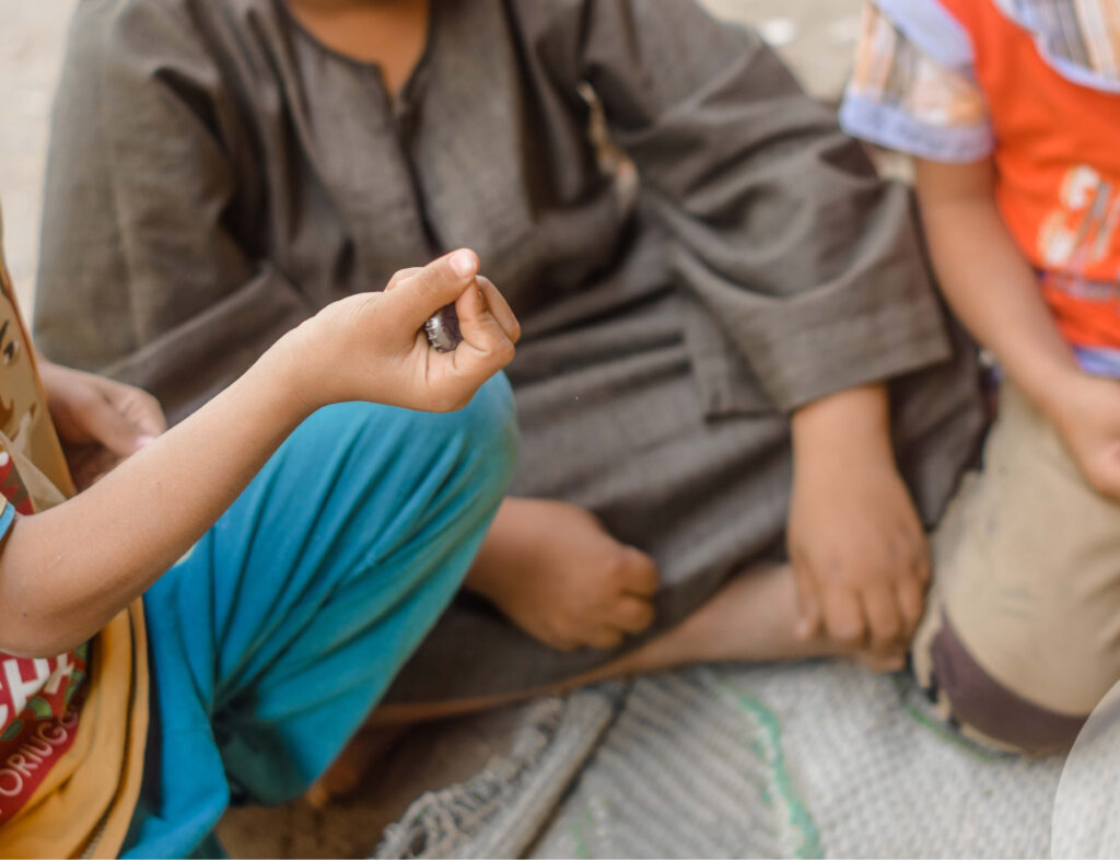 اثناء اللعب يمسك الطفل باكبر عدد من الاغطية حتي لا تقع منه ويكون الخاسر 