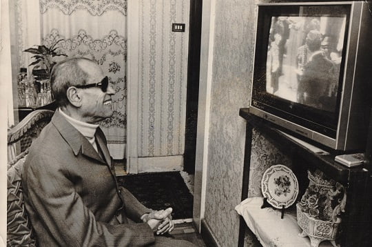 نجيب محفوظ أثناء مشاهدته حفل تسلم نجلتيه لجائزة نوبل بعد اعتذاره عن السفر 1988