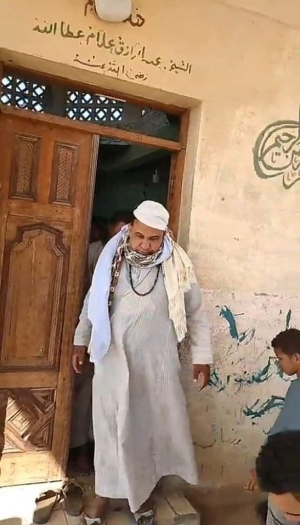 المستريح أمام مقام الشيخ عبدالرزاق علام عطاالله