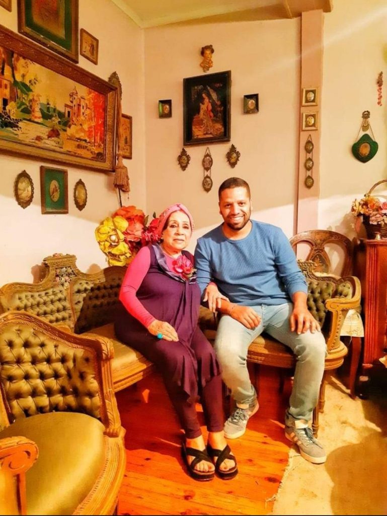 الحاجة إخلاص رفقة ابنها