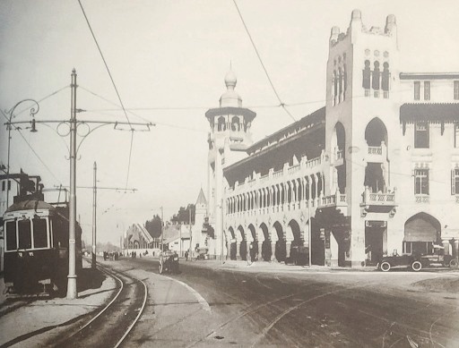 أقصى الصورة يساراً، ترام مصر الجديدة ماراً بشارع إبراهيم اللقاني من خلال نمط الشوارع المشتركة