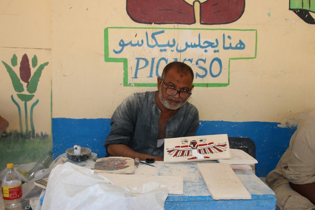 فيديو| «هنا يجلس بيكاسو».. حكاية نحات القرنة IMG 0651 scaled