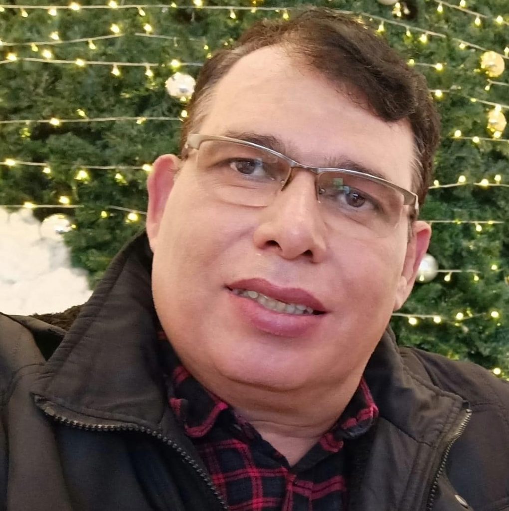 الفنان التشكيلي والناقد الفني أيمن أبوزيد