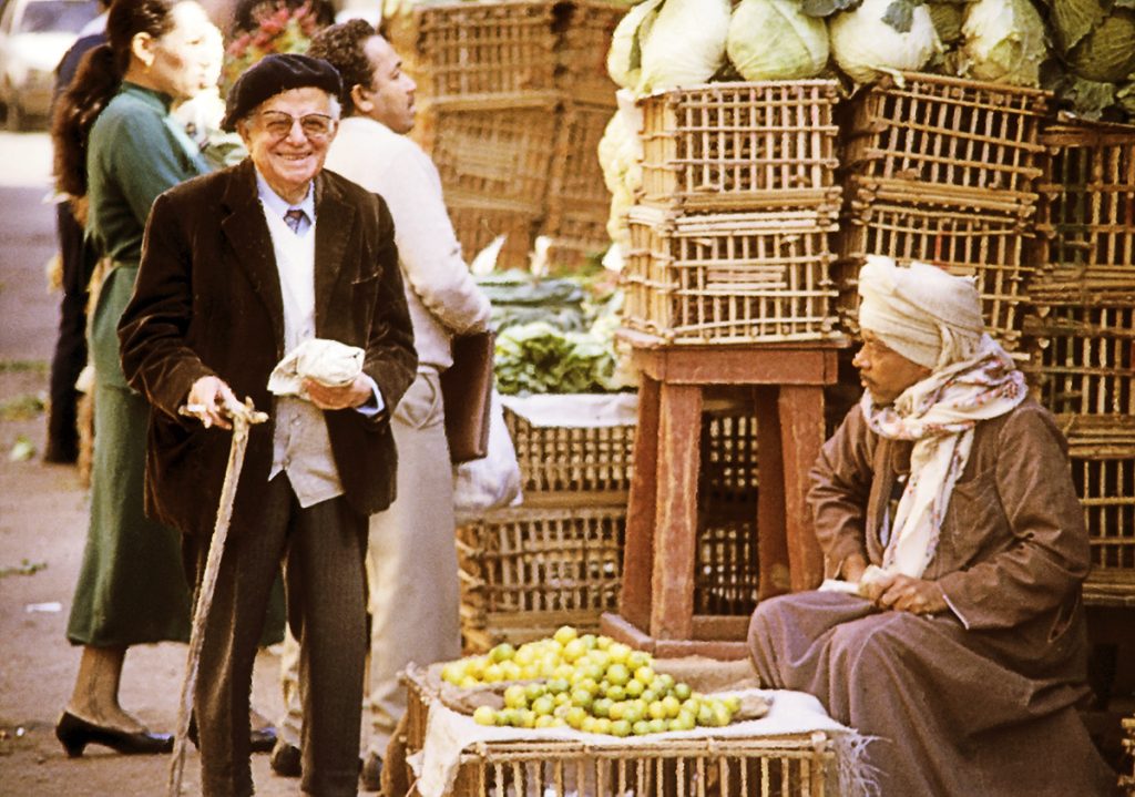 إنذار بهدم مقبرة يحيى حقي في ذكرى رحيله الثلاثين يحيي حقى..تصوير حسام دياب
