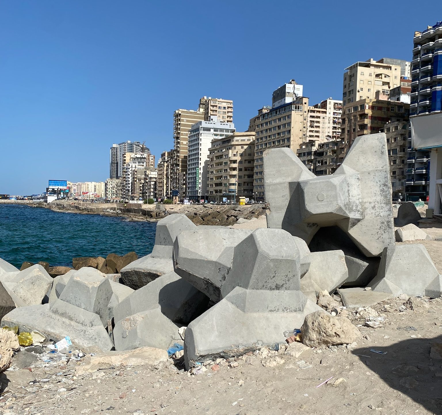 تركيب وحدات خرسانية أو أسمنتية على الساحل