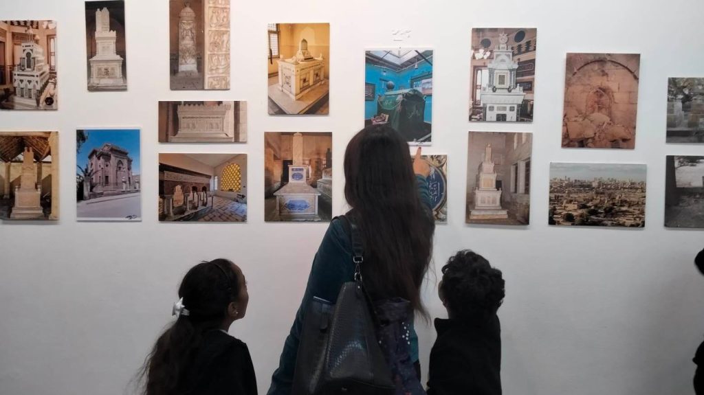 المحامية دينا قابيل مع ابنائها لزيارة معرض علامة إزالة