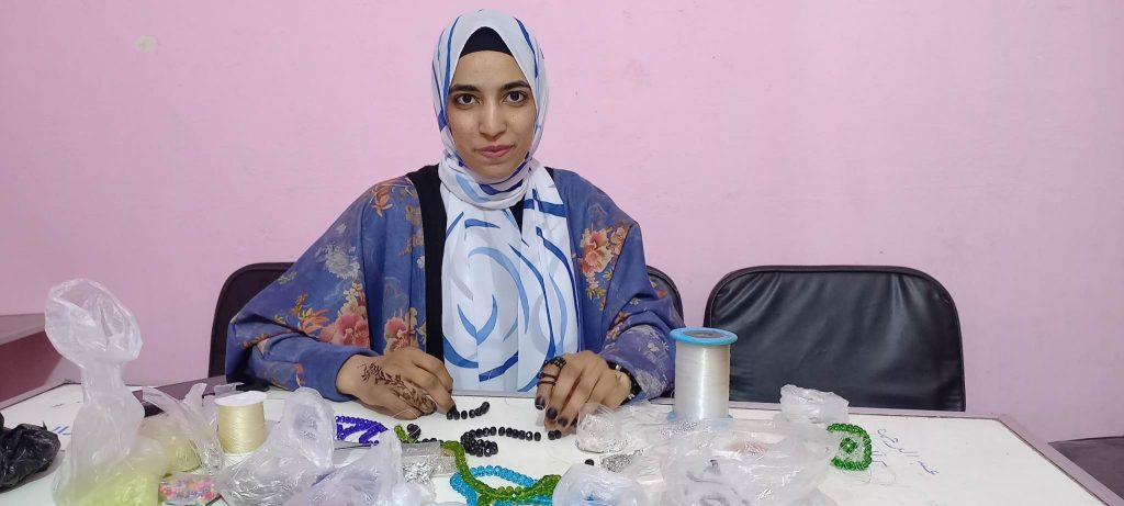 فانوس وحامل مصحف.. «تحية» صانعة مشغولات يدوية بالوراثة 332399242 1190915111552822 6962768973084731128 n