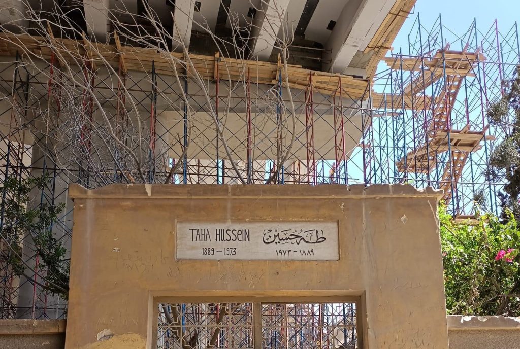 مقبرة عميد الأدب العربي طه حسين بعد ان تم وضع كوبري أعلاها