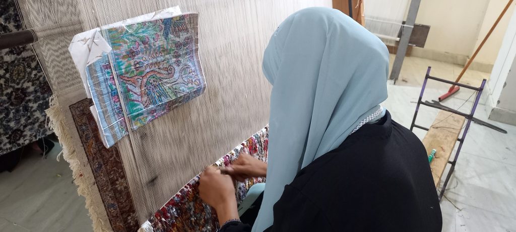 من ديدان القز.. صناعة السجاد اليدوي من الحرير الطبيعي في نقادة 6