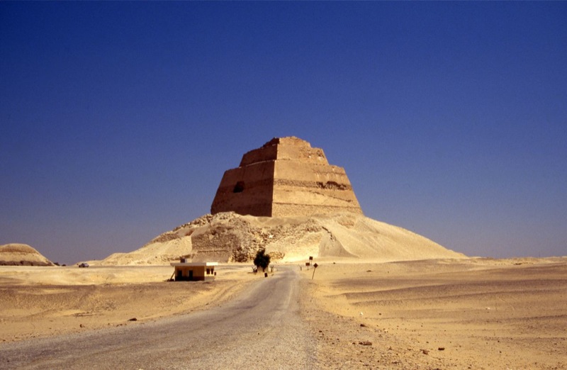 بالمستندات… الآثار تبدأ إجراءات السماح بالبناء على حرم هرم ميدوم ! Meidum Pyramid