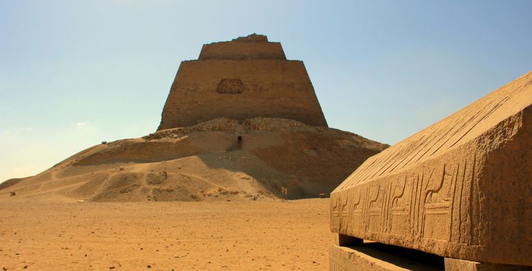 خبراء الآثار: محاولة تقليل حرم هرم ميدوم الأثري جريمة! pyramid midum egypt