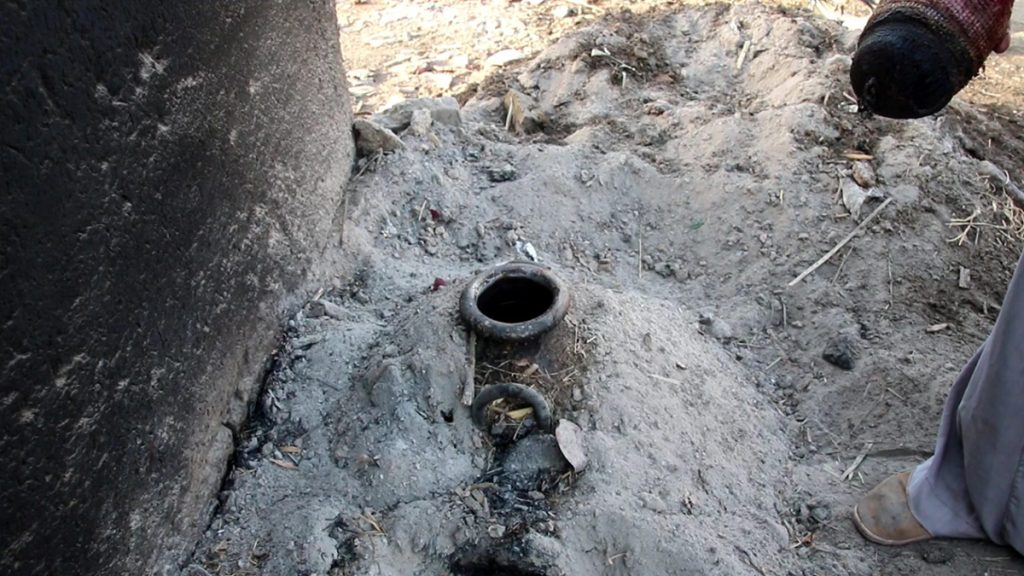 «مسمار المعدة»: «جابر» آخر بائع فول بالطريقة القديمة في إسنا IMG 20230807 WA0036 1536x864 1 1