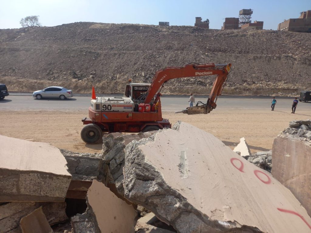 هدم مدرسة الشيخ عابدين بقرية الفخارين المجاورة لدرب 1718 14