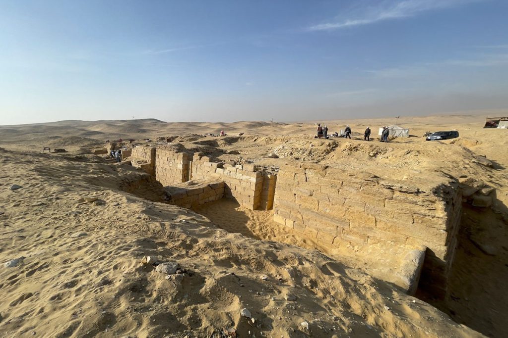 باب مقبرته في بريطانيا.. اكتشاف مومياء عمرها 4400 عام لـ«بتاح شبسس»| خاص btah sheps