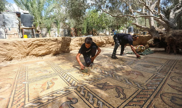 البشر والحجر| 3 مواقع تراث عالمي في غزة.. هل تُدمر في قصف الاحتلال؟ أرض فسيفاء بيزنطية في غزة تصوير أحمد زقوت