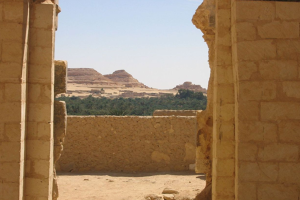 إطلالة علىالواحة والصحراء المحيطة من داخل معبد آمون
