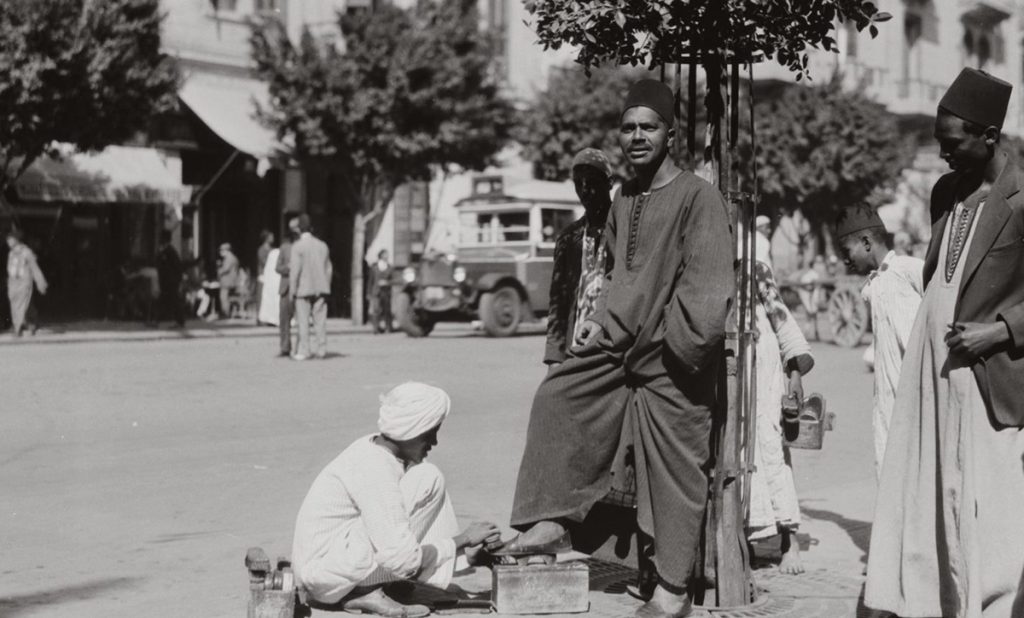 قاهرة حسنين مكاوي: المدينة وأمراضها المزمنة shoe shiner. cairo egypt. 1900 1920 1536x927 1