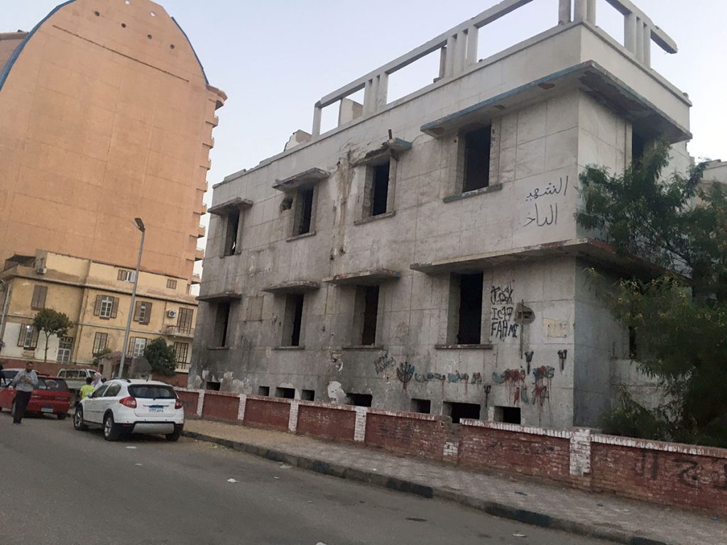مبني قسم شرطة سابق بدأ ملاكه الجدد في تحطيم اجزاء من الواجهة عام 2015 1