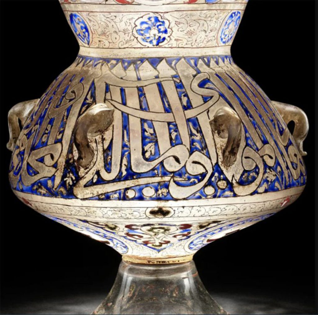 مصباح مسجد من الزجاج المينا المملوكي صنع لرئيس الفيلق سيف الدين سرغيتميش ت. 1358 مصر أو سوريا، 1351 1358 م© بونهامز 2