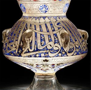 مصباح مسجد من الزجاج المينا المملوكي صنع لرئيس الفيلق سيف الدين سرغيتميش ت. 1358 مصر أو سوريا، 1351 1358 م© بونهامز 2