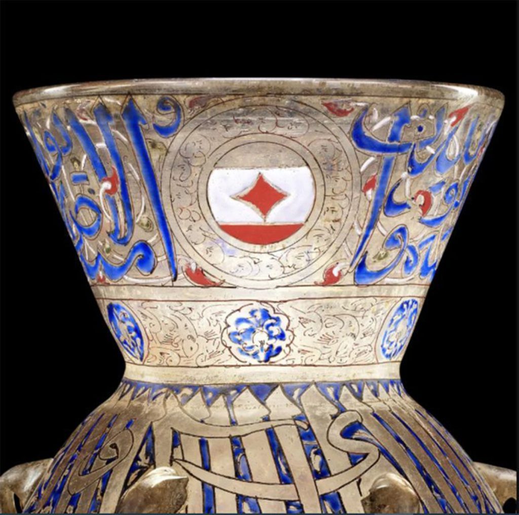 مصباح مسجد من الزجاج المينا المملوكي صنع لرئيس الفيلق سيف الدين سرغيتميش ت. 1358 مصر أو سوريا، 1351 1358 م© بونهامز 3