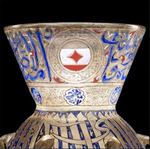 مصباح مسجد من الزجاج المينا المملوكي صنع لرئيس الفيلق سيف الدين سرغيتميش ت. 1358 مصر أو سوريا، 1351 1358 م© بونهامز 3
