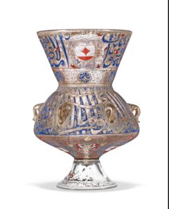 مصباح مسجد من الزجاج المينا المملوكي صنع لرئيس الفيلق سيف الدين سرغيتميش ت. 1358 مصر أو سوريا، 1351 1358 م© بونهامز 4