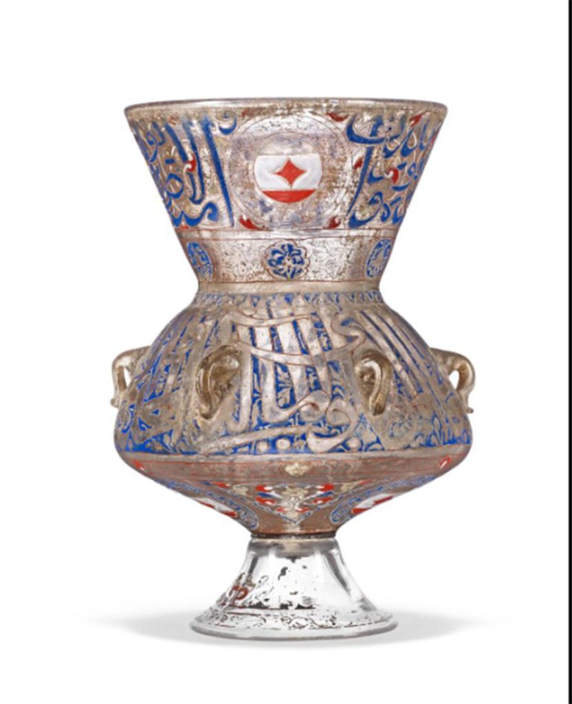مصباح مسجد من الزجاج المينا المملوكي صنع لرئيس الفيلق سيف الدين سرغيتميش ت. 1358 مصر أو سوريا، 1351 1358 م© بونهامز 4