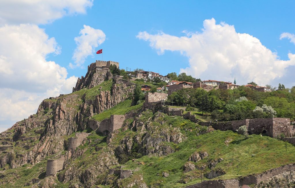«شنطة سفر»: في أنقرة.. بالعند في أردوغان 1694px Ankara Castle