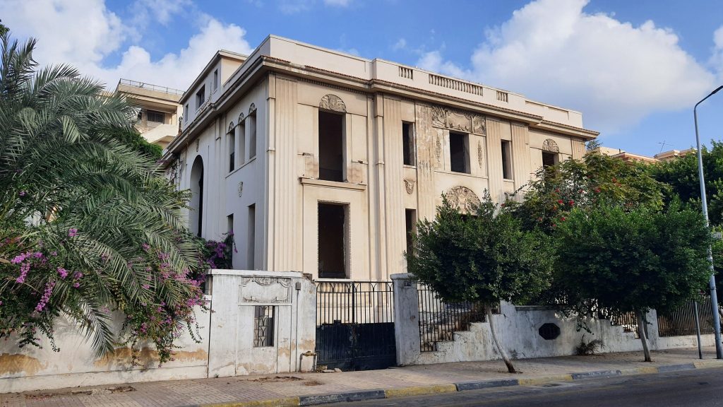 عمرها 99 عاما.. نزع شبابيك وأبواب «فيلا غُرة» التراثية تمهيدا الهدم 464752079 10161499499225189 7037460094833908945 n
