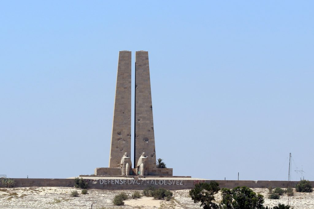 نصب الدفاع عن قناة السويس كما يمكن رؤيته من القناة تصوير محمد عوض 4 scaled