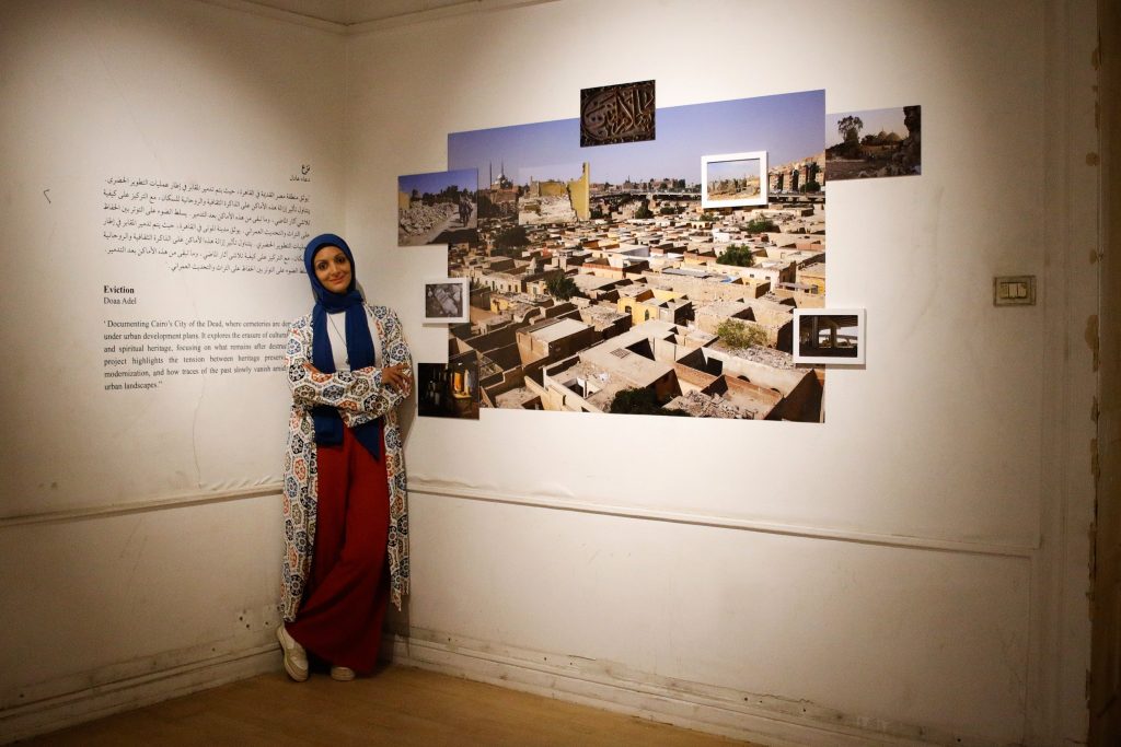 المصورة دعاء عادل خلال مشاركتها بمعرض نزع خلال مشاركتها بمعرض سرد ضمن فعاليات أسبوع القاهرة للصورة