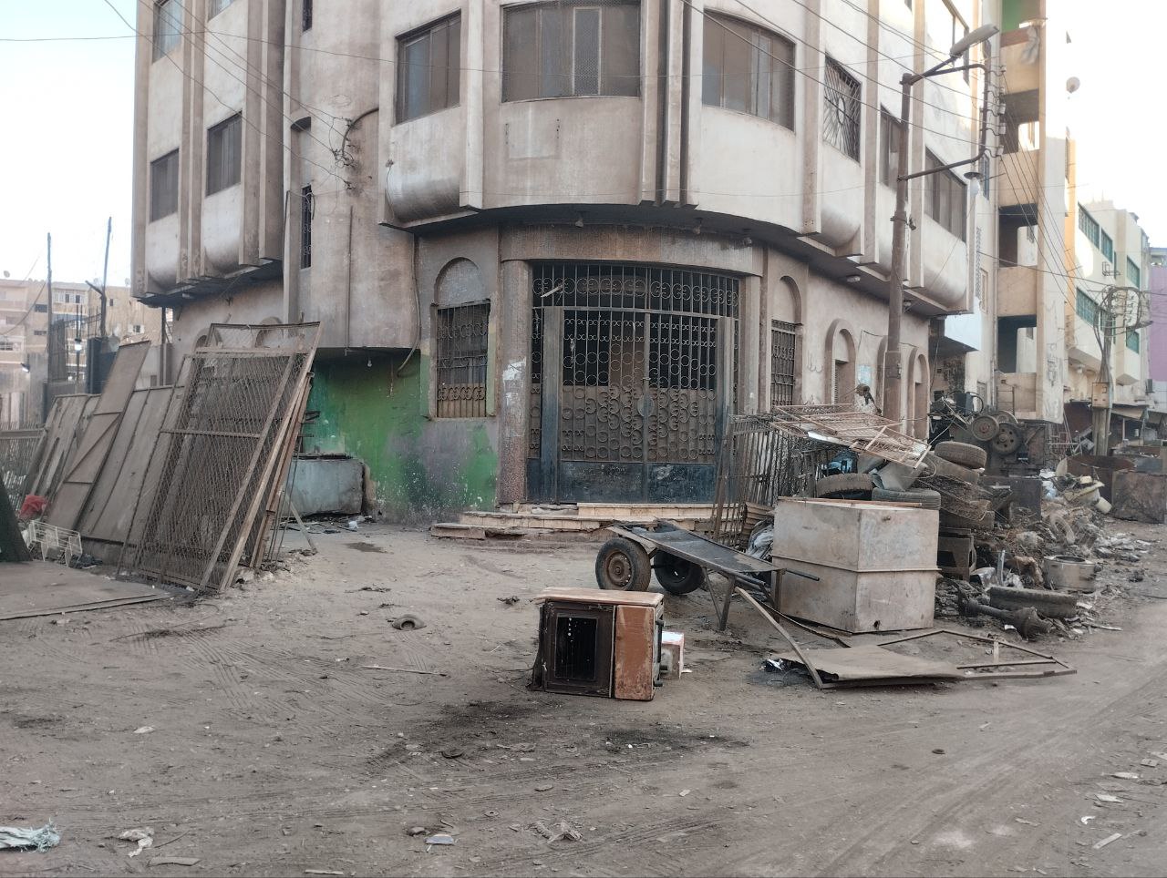 عندما يصبح الطرق على الحديد وسيلة للبقاء.. حكايات من قلب «تل الحدادين» في طنطا
