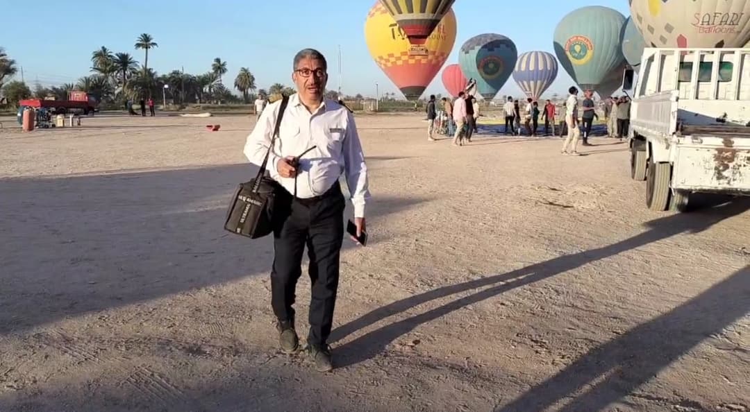 «أحمد عبود».. رائد البالون الطائر يروي حكايات التحليق فوق معابد الأقصر