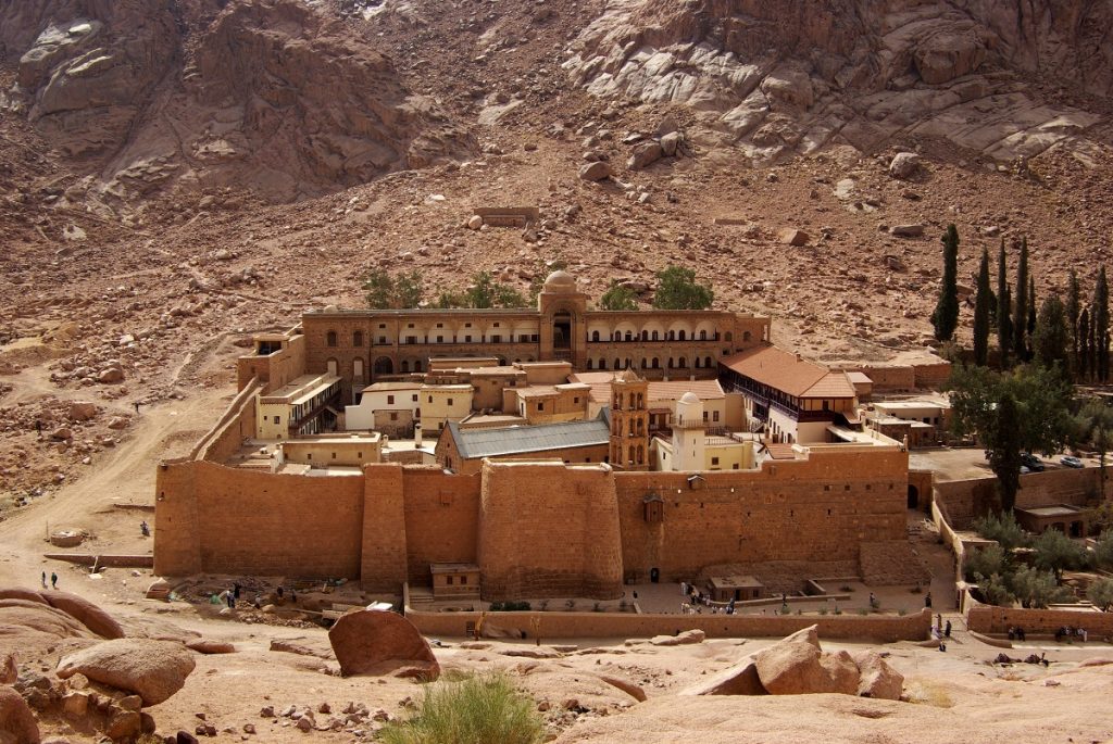 هل تضع «اليونسكو» دير سانت كاترين ضمن مواقع التراث المعرض للخطر؟ Katharinenkloster Sinai BW 2