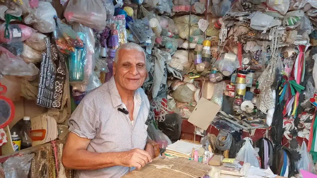 من بين الأزرار والكُلف.. حكاية «ويصا» أقدم بائع خردوات في شارع الأفراح بالمنيا 30d50f4a 9424 45b9 acd4 8822f51399d2