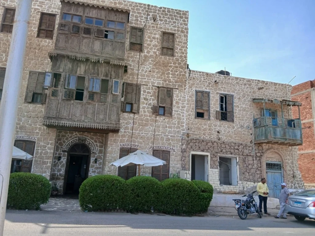 من بيت الأشباح إلى فندق تراثي.. قصة «الشيخ توفيق» بالقصير pim 4