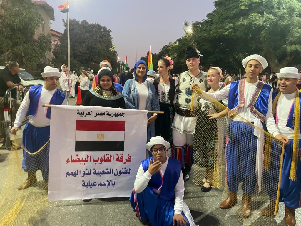 مشاركة فرقة القلوب البيضاء في استعراض مهرجان الإسماعيلية للفنون الشعبية تصوير محمد عوض
