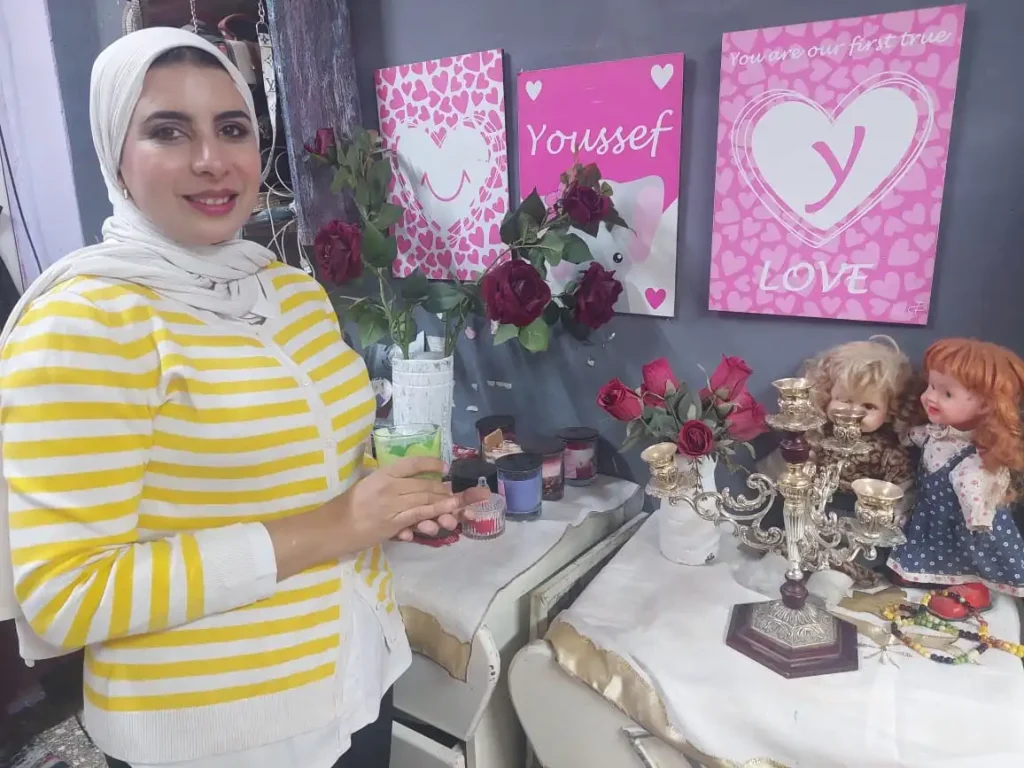 غرفة صغيرة وأحلام كبيرة.. تجربة «شيماء عز العرب» في صناعة الشموع picture 4