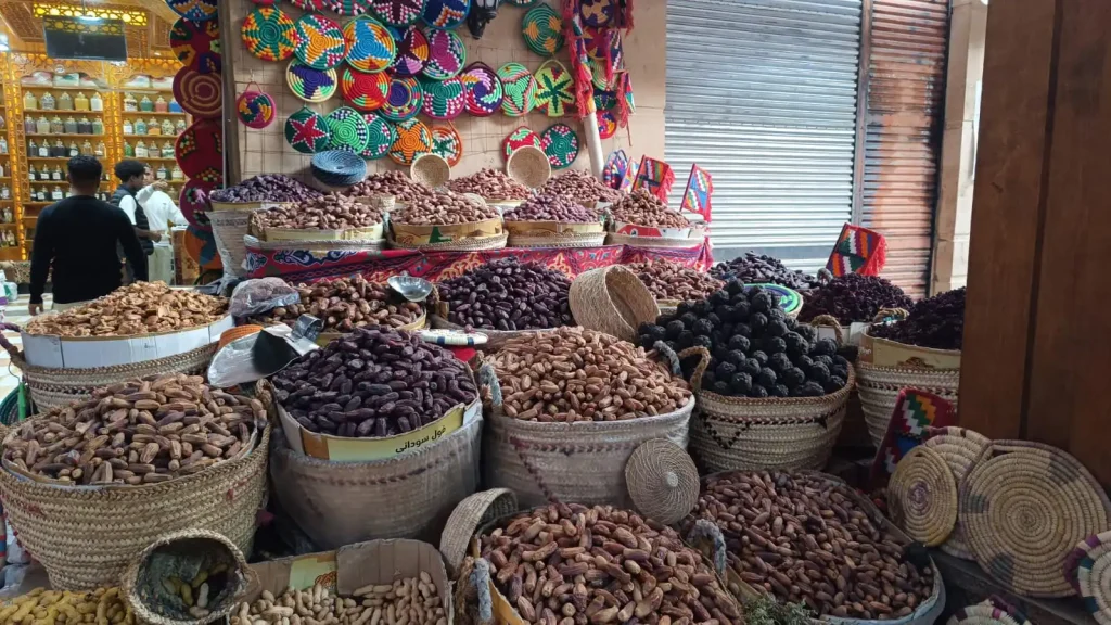 قبل رمضان.. السوق السياحي بأسوان ينتعش بالبلح والأعشاب والمشروبات النوبية jjjj